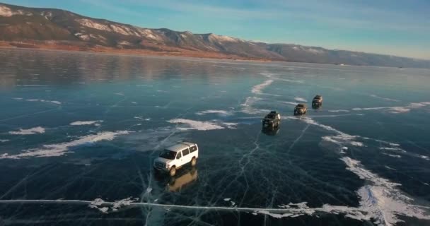 氷結したバイカル湖で極端な運転 冬のオフロード車 — ストック動画