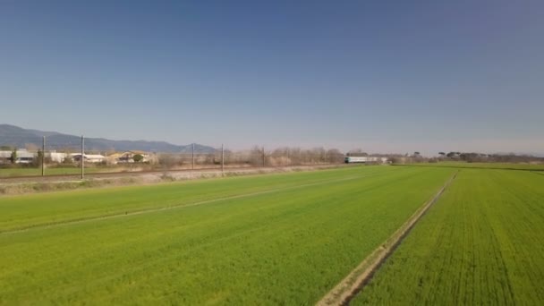 Train de voyageurs dans la nature 