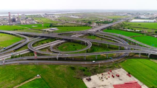 carrefour routier à plusieurs niveaux et circulation automobile  