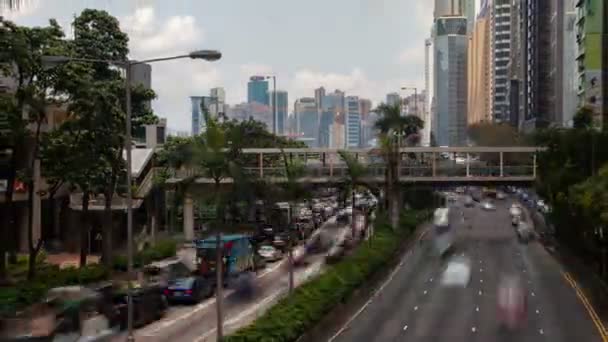中线为绿色棕榈的香港街道路的通行时间 — 图库视频影像