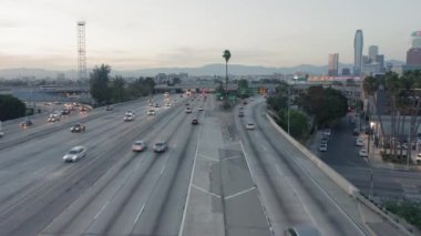 Los Angeles şehir merkezindeki yol yatağının üzerindeki hava görüntüsü tüm yönlerdeki trafik yoğunluğu.