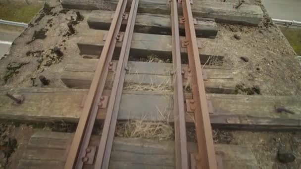 Ferrocarril Vía Estrecha Abandonado Puente Sobre Raod Día Otoño — Vídeos de Stock