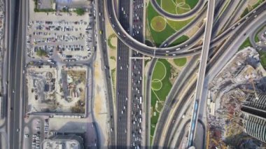 Kentsel Dubai şehrindeki Long Yoğun Otoyol Kavşağı 'nda güzel bir insansız hava aracı görüntüsü.