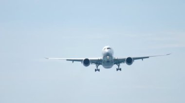 İnişten önce geniş gövdeli uçaklar yaklaşıyor.