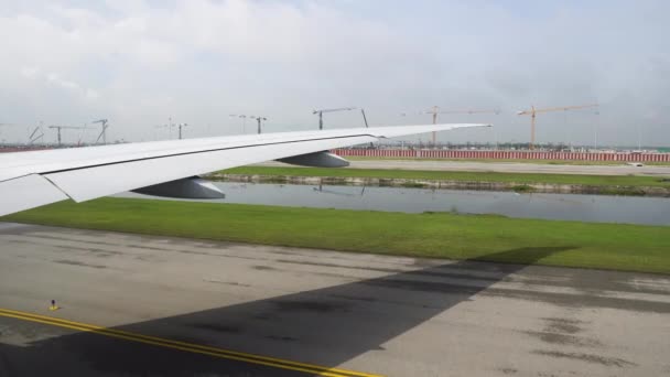 Vliegtuig Landingsbaan Klaar Stijgen Zicht Vleugel Van Het Vliegtuig Vanuit — Stockvideo