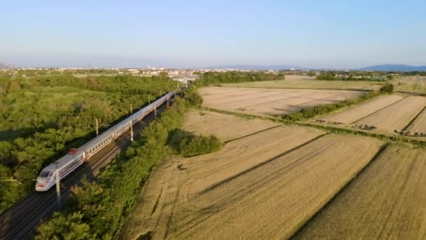 Biały Pociąg Odjeżdża Miasta — Wideo stockowe