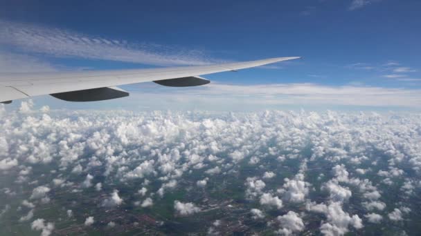 Avião Voa Céu Azul Nuvens Brancas Cidade Abaixo Sob Asa — Vídeo de Stock