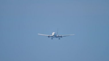 İnişten önce geniş gövdeli uçak yaklaşıyor.