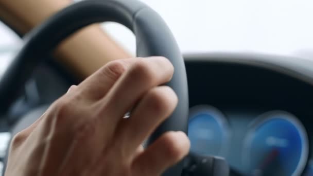 男性ハンドステアリングホイール上の指をノック 男は車輪に指を置く — ストック動画