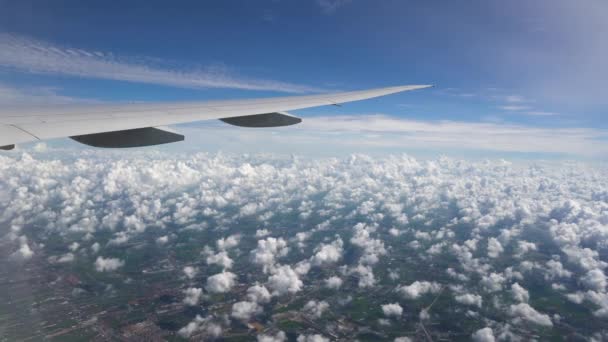 Beyaz Kümülüs Bulutları Yeşil Alanlar Uçakların Kanatları Altında Yollar Binalar — Stok video