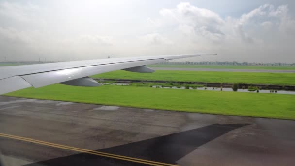 从窗户看飞机的翼 航空和客运 — 图库视频影像