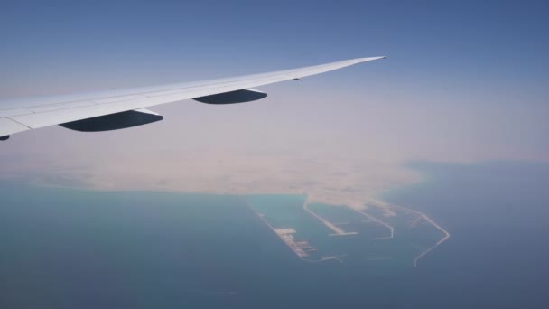 Avião Voa Alta Altitude Vista Janela Ala Água Azul Turquesa — Vídeo de Stock