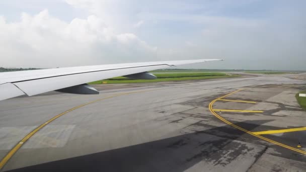 飞机向跑道进发 从飞机窗口看机翼 — 图库视频影像