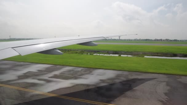 Avión Pista Ala Aeronave Desde Ventana — Vídeo de stock