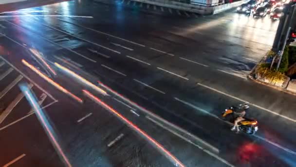 夜間のダウンタウンの交差点でのタイムラプスイルミネート通りのトラフィックを閉じる — ストック動画