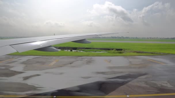 起飞带的飞机正准备起飞 从侧翼的窗户看 — 图库视频影像