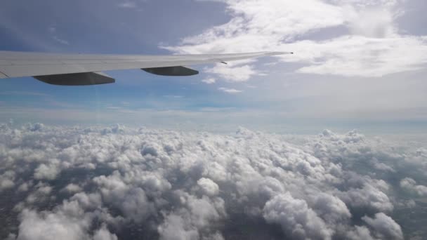 Samolot Lecący Nad Chmurami Błękitnym Niebie Skrzydło Samolotu Bliska — Wideo stockowe