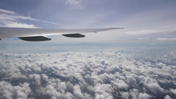 Asa Aeronave Move Sobre Nuvens Brancas Cumulus Luz Solar Céu — Vídeo de Stock