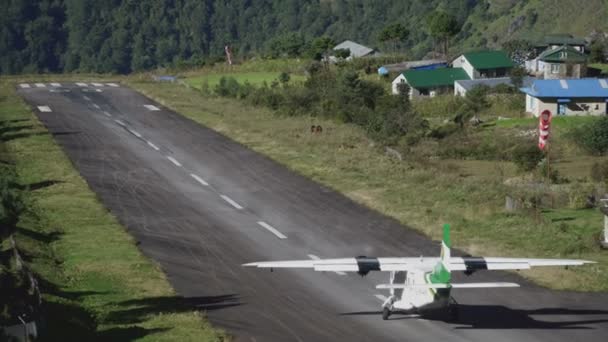 从Lukla的Tenzing Hillary机场起飞飞往加德满都的小型飞机 — 图库视频影像
