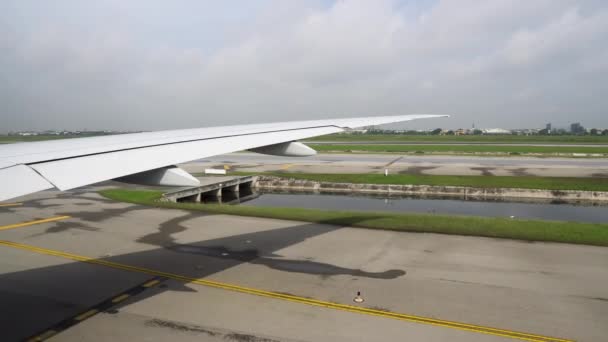 Tilikan Dari Jendela Pesawat Landasan Pacu Airplane Landed Bandara — Stok Video