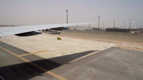 在炎热的沙漠的机场在白天 有黄色标志的简易机场 — 图库视频影像