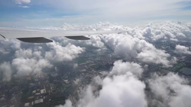 Vista Dall Aereo Che Vola Tra Nuvole Sopra Città — Video Stock