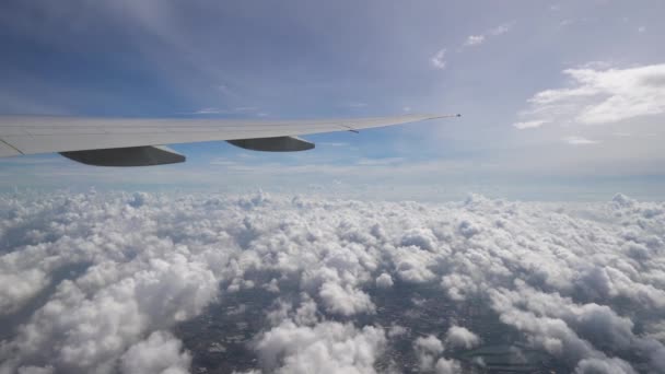 Avião Voa Alto Acima Das Nuvens Solo Asa Aeronave Céu — Vídeo de Stock