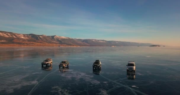Экстремальный Въезд Замерзшее Озеро Байкал Внедорожники Зимой — стоковое видео