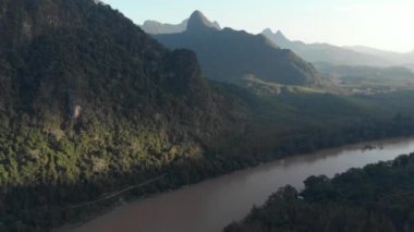 Nam Ou Nehri üzerinde uçan Nong Khiaw Muang Ngoi Laos, günbatımı dağ manzarası