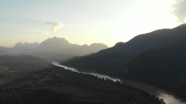 Nam Nehri Üzerinde Uçan Nong Khiaw Muang Ngoi Laos Günbatımı — Stok video