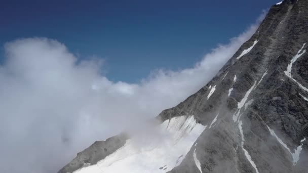 Voando Sobre Montanhas Alpinas — Vídeo de Stock