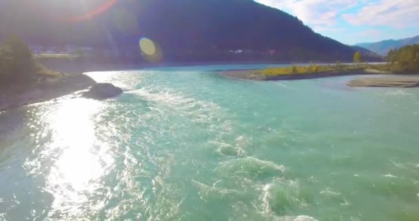 Voo Baixa Altitude Sobre Rio Montanha Rápido Fresco Com Rochas — Vídeo de Stock