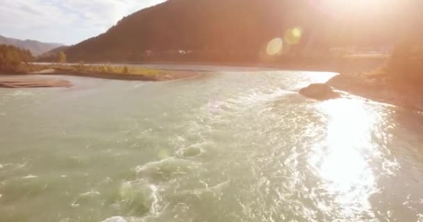 Lot Niskiej Wysokości Nad Rzeką Szybką Świeżą Górską Rzeką Kamieniami — Wideo stockowe