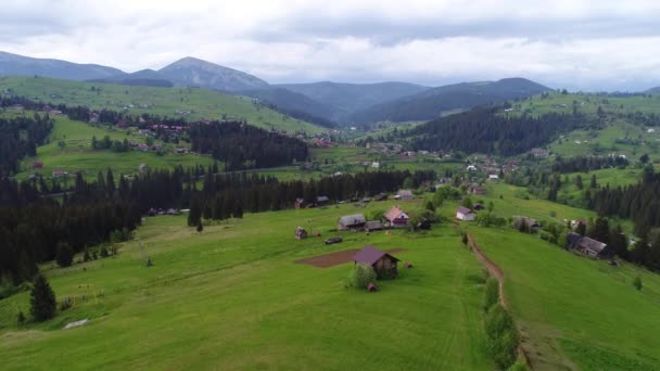 Bergdörfliche Landschaft Der Karpaten — Stockvideo
