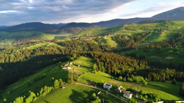 Bergdörfliche Landschaft Der Karpaten — Stockvideo