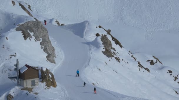 Menschen Beim Skifahren Auf Einer Skipiste — Stockvideo