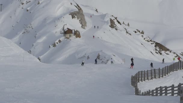 Menschen Beim Skifahren Auf Einer Skipiste — Stockvideo