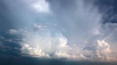 Gökyüzü ve Bulutların Videosu 