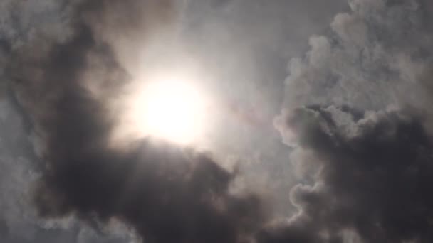 煙の黒い雲に覆われた太陽 — ストック動画