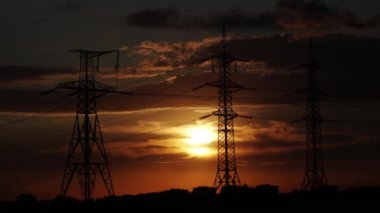 Fırtınalı Gökyüzü ile Elektrik Sütunları 