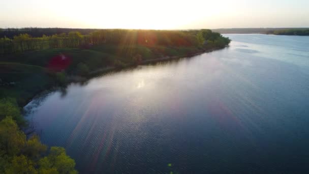Volare Sul Bellissimo Spring River Fotocamera Aerea Girato — Video Stock