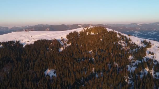 Voando Sobre Inverno Neve Montanha Coberto Paisagem Inverno — Vídeo de Stock