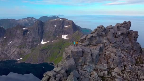 Man Och Kvinna Toppen Berget — Stockvideo