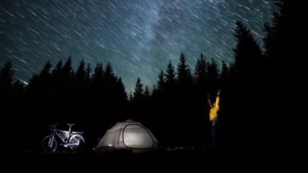 Человек Палатке Ночью Лесу — стоковое видео