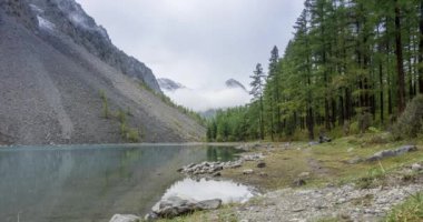  Yaz ya da Sonbahar Saati 'nde Mountain Lake Timelapse. Vahşi doğa ve kırsal dağ vadisi. Yeşil