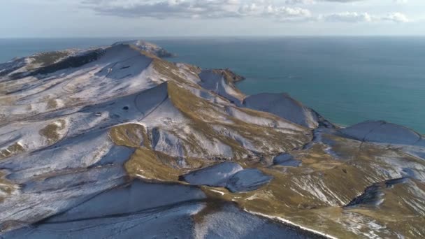 Зимовий Пейзаж Кам Яною Скелею Вкритий Снігом — стокове відео