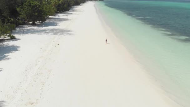 Kvinna White Sand Beach Turkos Vatten Tropisk Kustlinje Karibiska Havet — Stockvideo
