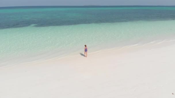Frau Weißen Sandstrand Türkis Wasser Tropische Küste Karibik — Stockvideo
