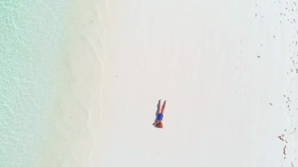 Donna Sulla Spiaggia Sabbia Bianca Acqua Turchese Costa Tropicale Mare — Video Stock
