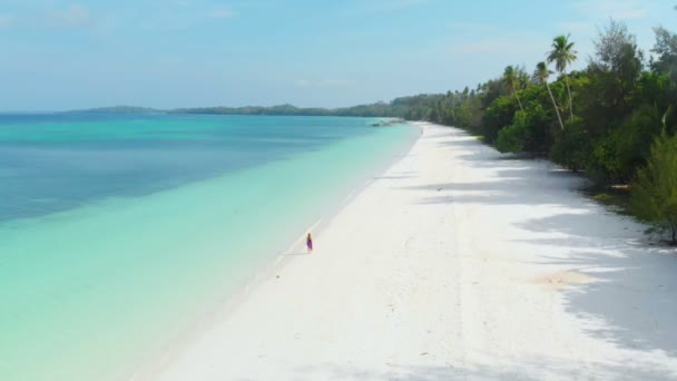 Kvinna Promenader Vit Sand Strand Turkos Vatten Tropisk Kust — Stockvideo